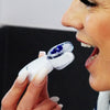 Donna con sorriso a diamante Set sbiancamento denti viola - set sbiancamento denti con correzione del colore in mano