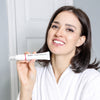 Donna con il dentifricio sbiancante PAP+ di Diamond Smile in mano