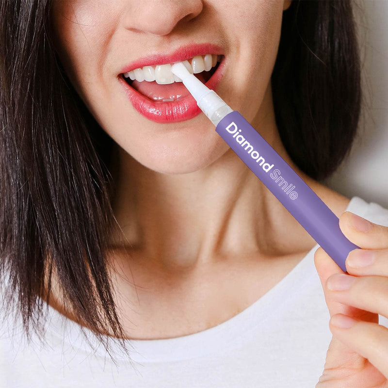 Donna con sorriso a diamante Penna sbiancante per denti viola - Penna per la correzione del colore