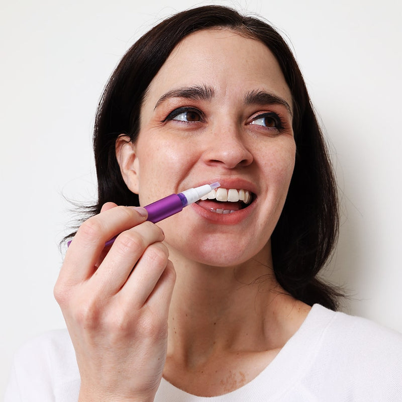 Donna con sorriso a diamante Penna sbiancante per denti viola - Penna per la correzione del colore