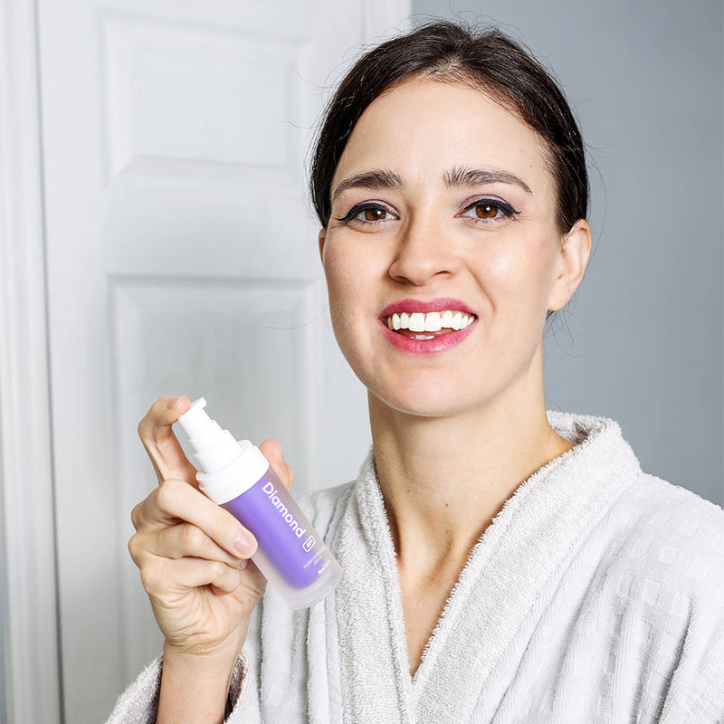 Donna con il siero sbiancante per denti Diamond Smile e correzione del colore viola