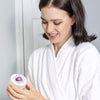 Donna con polvere PAP+ sbiancante per denti Diamond Smile
