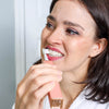 Donna che si lava i denti con la polvere sbiancante PAP+ Diamond Smile
