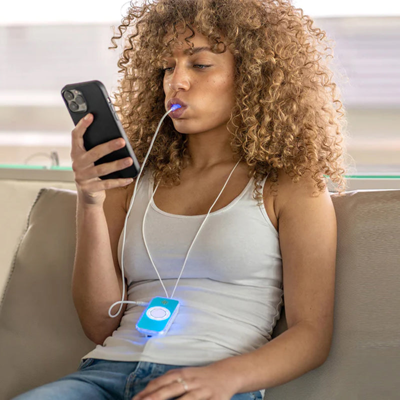 Donna con set di sbiancamento dentale PAP+ di Diamond Smile