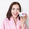 Donna con in mano la polvere sbiancante PAP+ Diamond Smile per lavarsi i denti