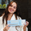 Donna con gel sbiancante PAP+ di Diamond Smile