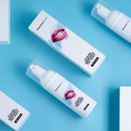 Schiuma sbiancante Diamond Smile su sfondo bianco