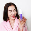 Donna con in mano il siero sbiancante Diamond Smile per la correzione del colore dei denti
