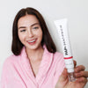 Donna con dentifricio sbiancante PAP+ di Diamond Smile