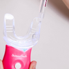 Il gel sbiancante per denti viene riempito in un bocchino con una siringa per gel sbiancante per denti.