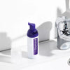 Diamond Smile schiuma correttiva viola per lo sbiancamento dei denti su sfondo bianco in bagno