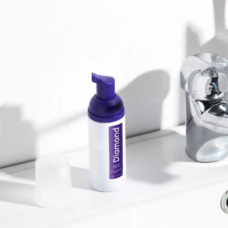 Diamond Smile schiuma correttiva viola per lo sbiancamento dei denti su sfondo bianco in bagno