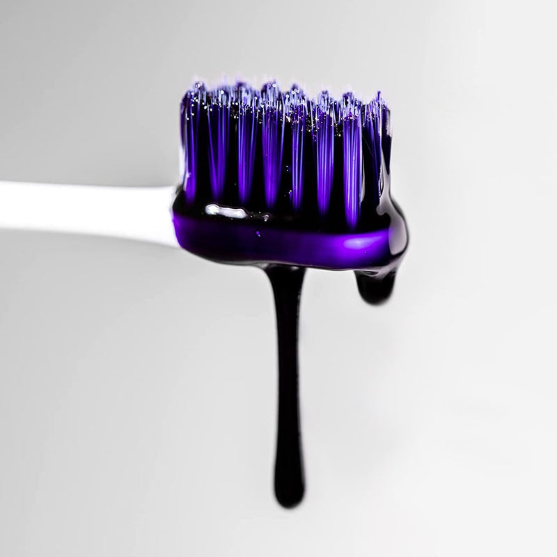 Sbiancamento dei denti viola - Siero di correzione del colore Diamond Smile sullo spazzolino per lo sbiancamento dei denti