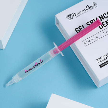 Un gel sbiancante Diamond Smile per lo sbiancamento dei denti a casa, confezionato su uno sfondo bianco.